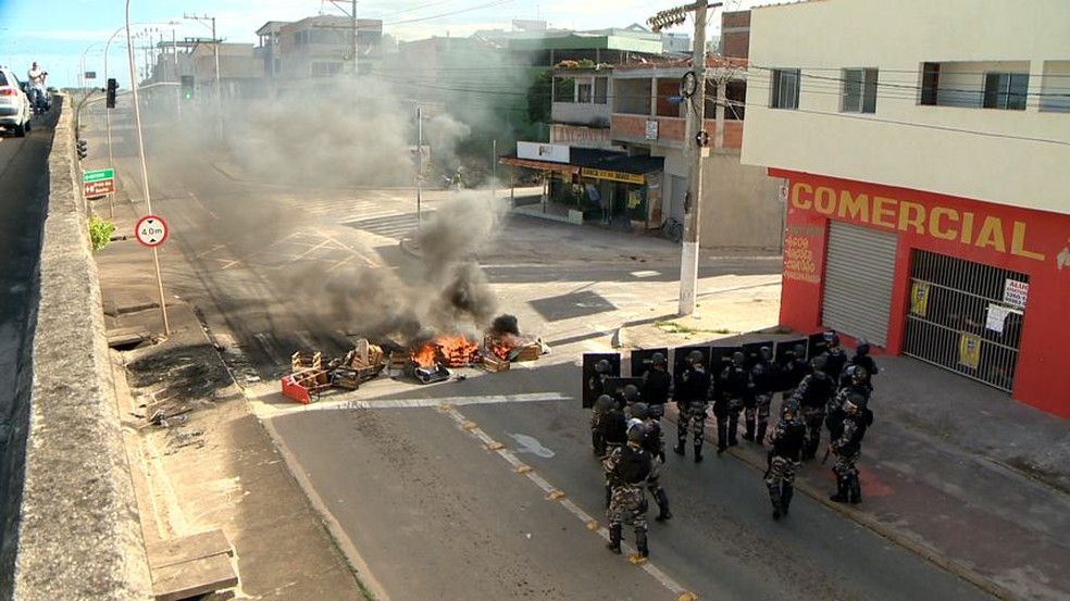 Comércio fica fechado e ônibus são apedrejados em protesto após morte de jovem em Vila Velha, ES