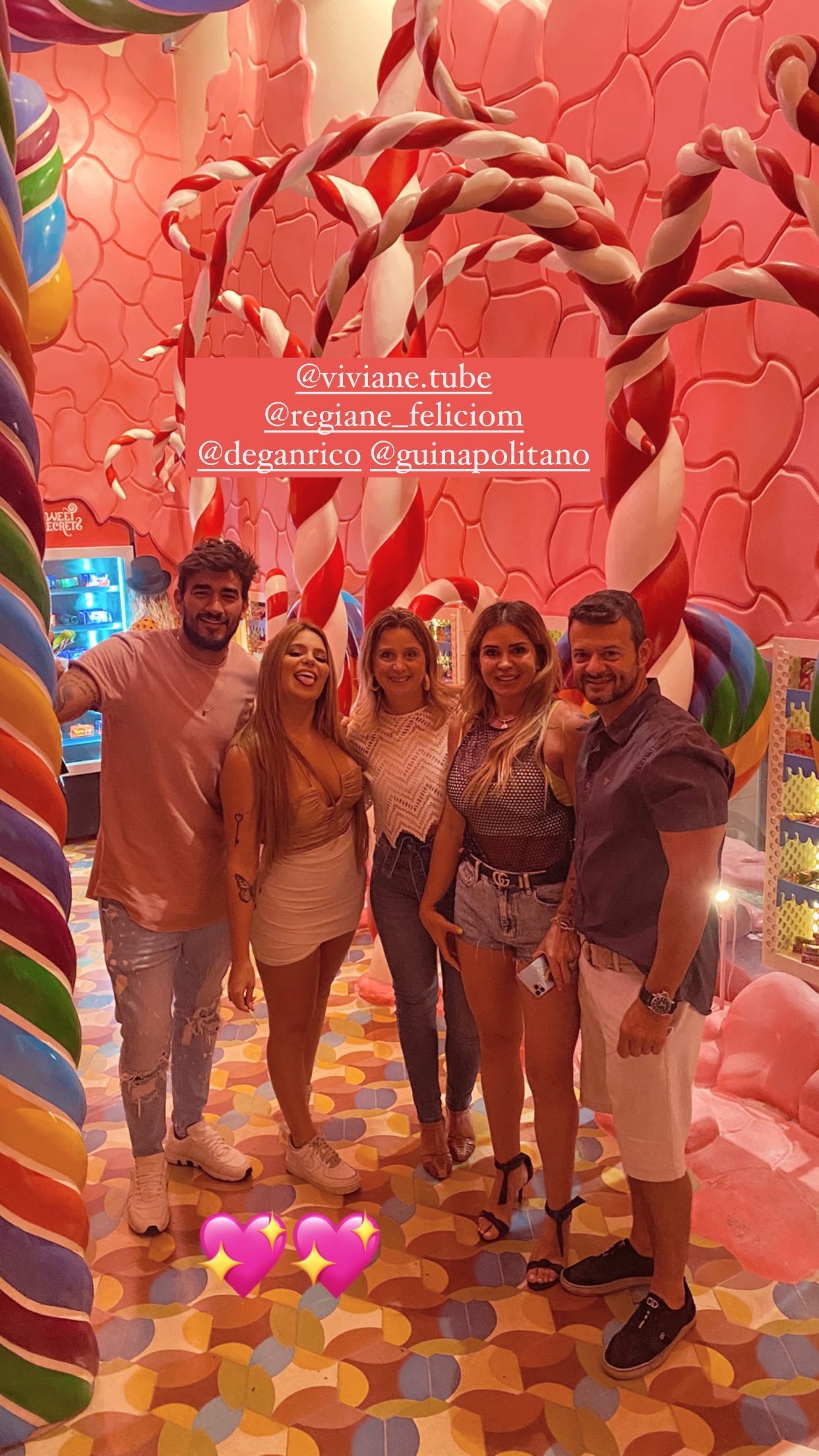 Viih Tube com a família e Gui Napolitano (esq) (Foto: Reprodução/Instagram)