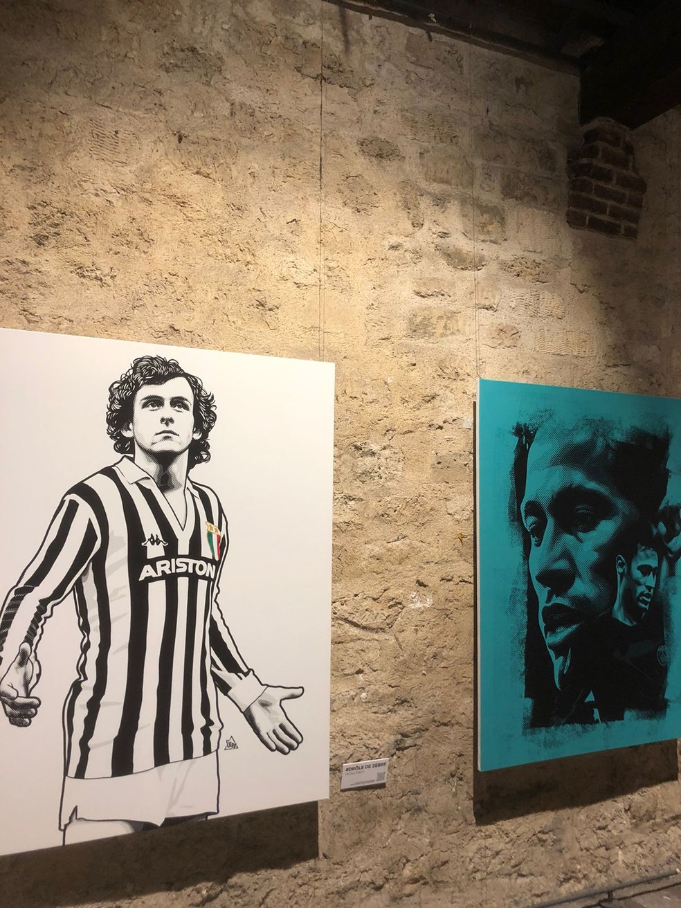 Platini e Neymar em exposição de artista francês próximo ao hotel da Seleção — Foto: Raphael Zarko
