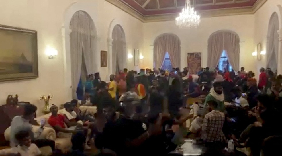 Manifestantes dentro da residência presidencial do Sri Lanka, em Colombo, em 9 de julho de 2022 — Foto: Reuters
