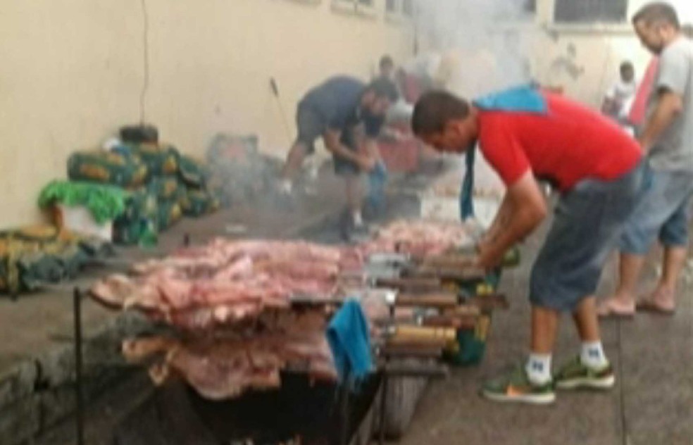 Fotos de churrasco dentro de presídio de Santa Cruz do Sul ganharam as redes sociais (Foto: Reprodução/RBS TV)