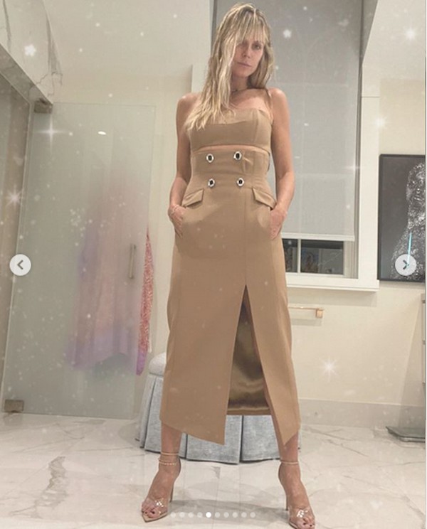 A modelo Heidi Klum em sua prova particular de vestidos de grife (Foto: Instagram)