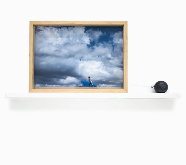 O legado da herança, 2015, fotografia, fio e bola de chumbo, 38 x 22 x 5 cm (Foto: Divulgação)
