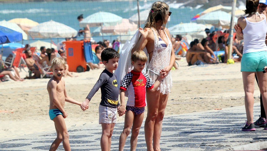 Fernanda Lima curte dia de praia em família (Foto: Agnews)