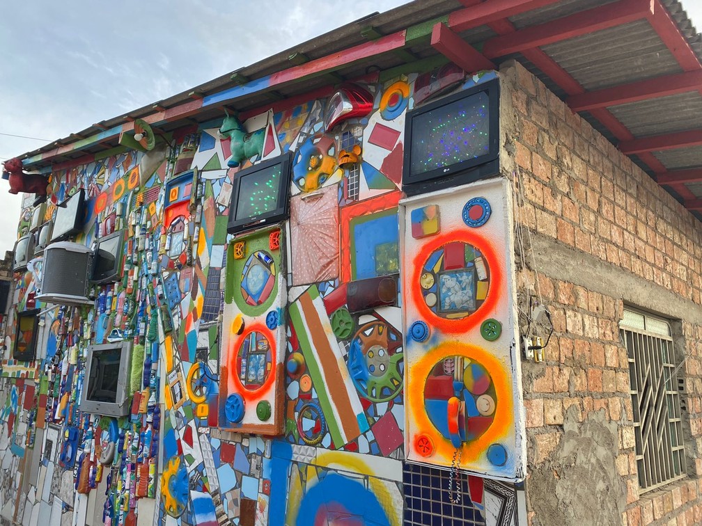 João tem mais de trinta televisões presas em suas paredes — Foto: Caíque Rodrigues/g1 RR