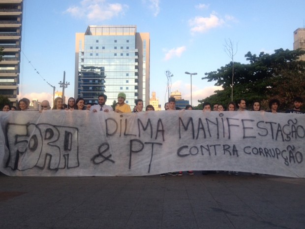Em ato no Largo da Batata, grupo pede a saída de Dilma Rousseff  (Foto: Roney Domingos/G1)