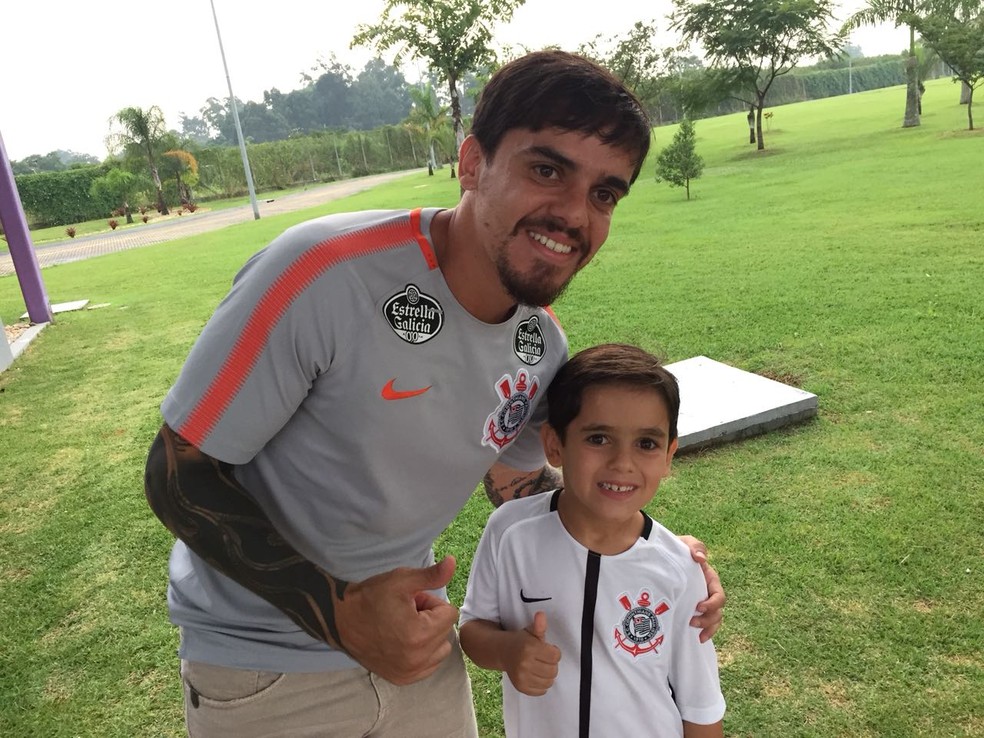 Fagner celebrou a convocação com o filho Henrique (Foto: Marcelo Braga)