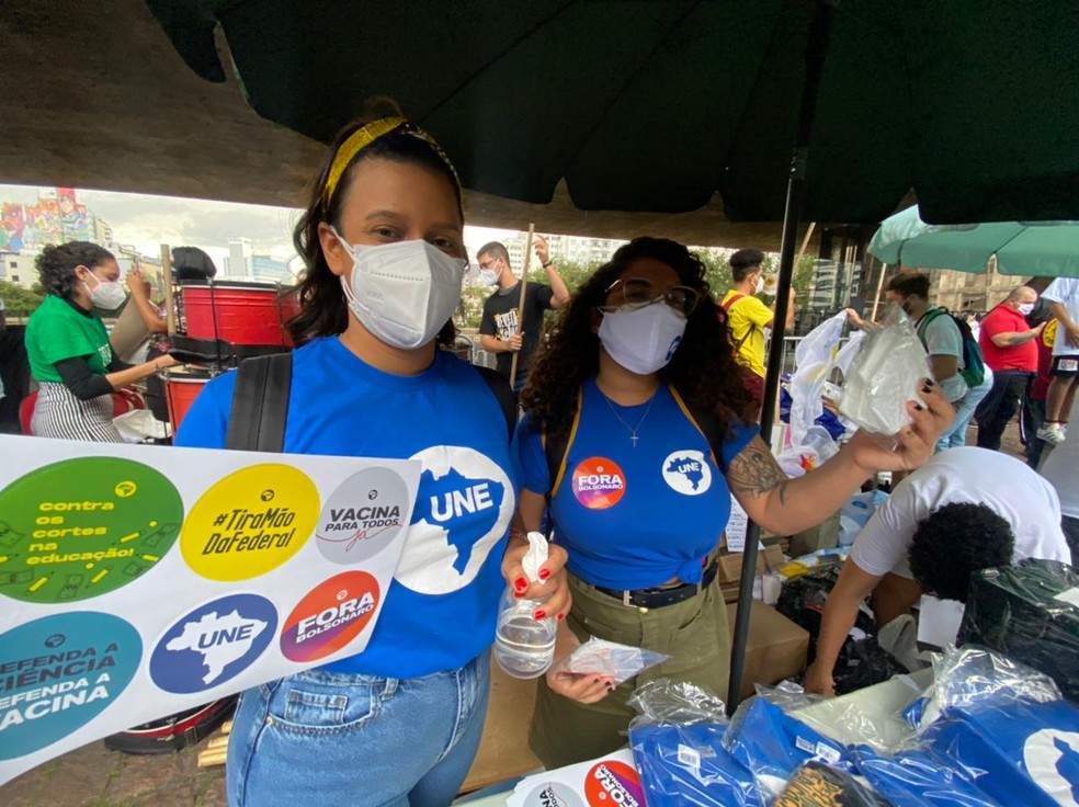 Militantes da UNE distribuem máscaras e adesivos durante ato contra Jair Bolsonaro neste sábado (29), na Avenida Paulista em São Paulo. — Foto: Divulgação/UNE