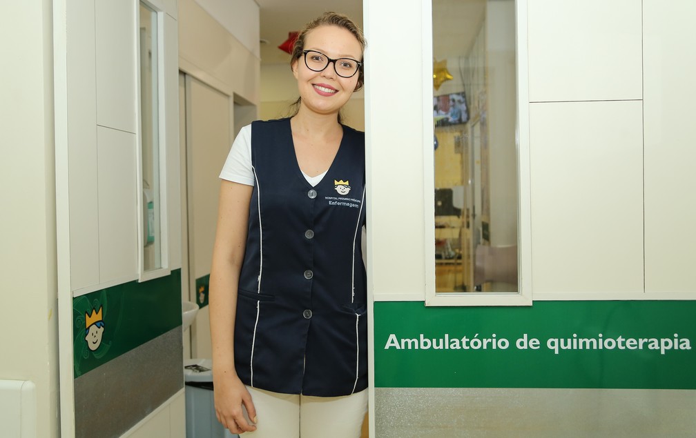 A enfermeira Mayara Nascimento Majevski, de 24 anos, decidiu pela profissão ainda quando lutava contra a leucemia  — Foto: Giuliano Gomes/PR Press