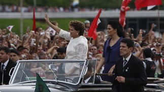 Divorciada, Dilma Roussef desfilou ao lado da filha Paula nas duas posses – em 2011 e 2015 — Foto: Domingos Peixoto/Agência O Globo