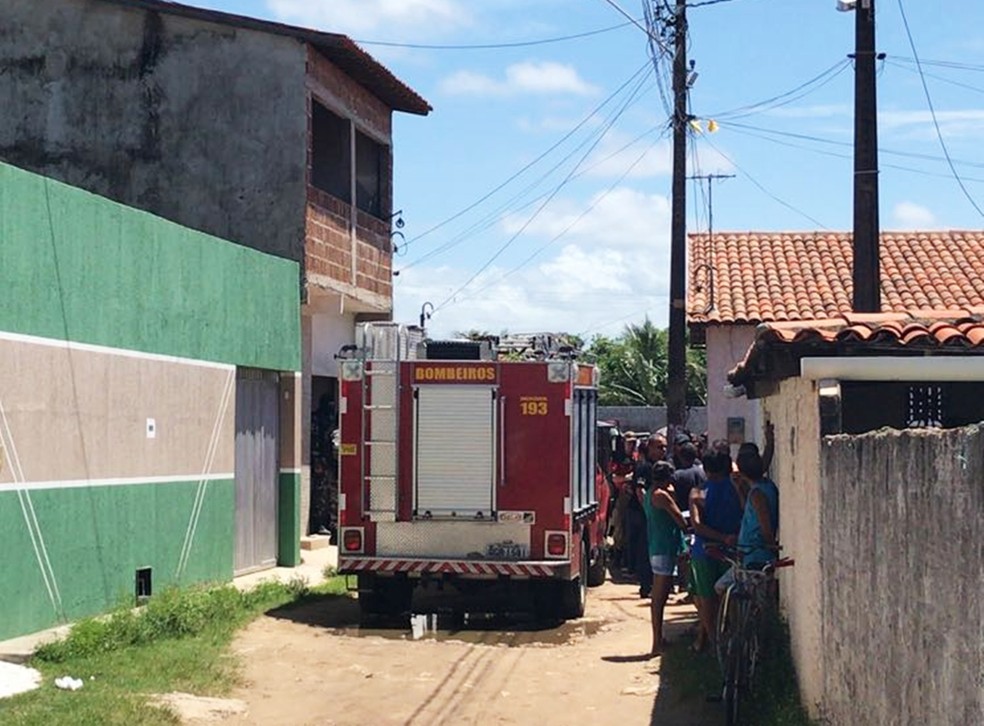 Casa onde foram feitas as buscas tem um primeiro andar, mas aparenta ainda estar em fase de construÃ§Ã£o (Foto: Kleber Teixeira/Inter TV Cabugi)