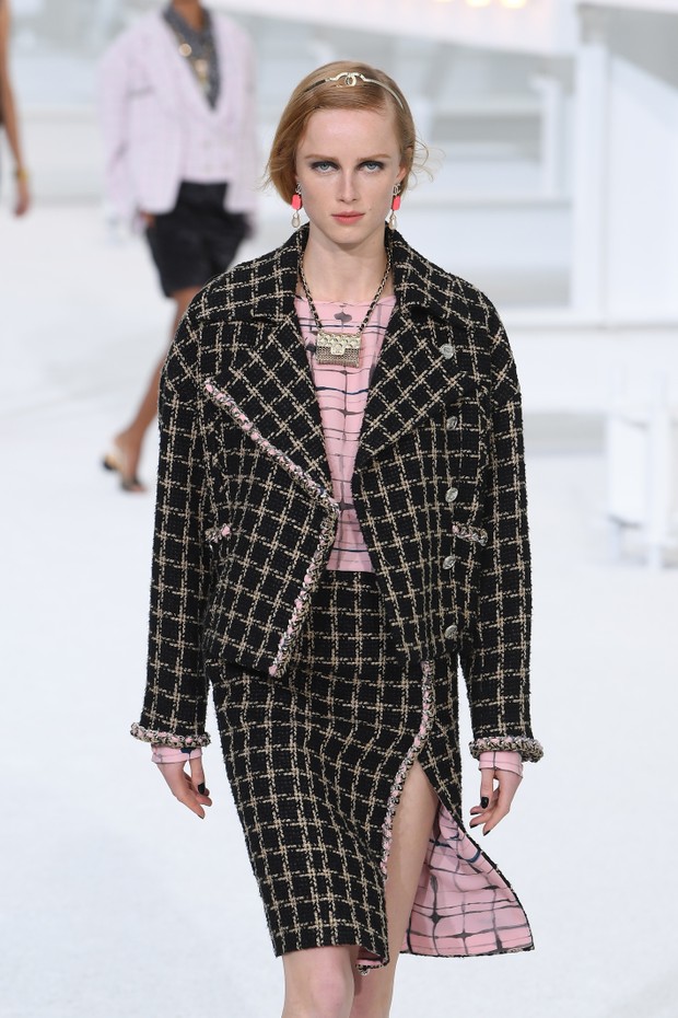 PARIS, FRANCE - OCTOBER 06: A model walks the runway during the Chanel Womenswear Spring/Summer 2021 show as part of Paris Fashion Week on October 06, 2020 in Paris, France. (Photo by Pascal Le Segretain/Getty Images) (Foto: Getty Images)