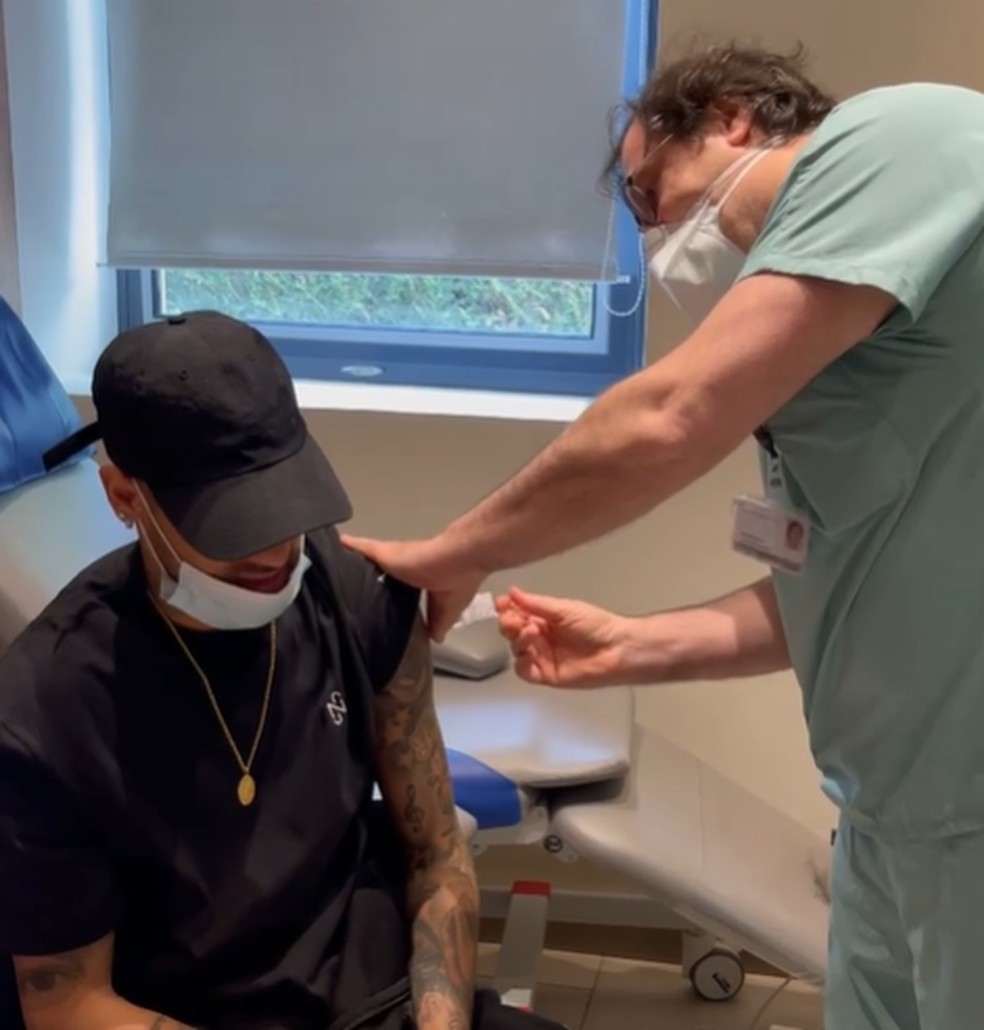 Neymar recebe vacina contra Covid-19 ainda na França: jogador é um dos poucos já imunizados na seleção brasileira — Foto: Reprodução/Instagram
