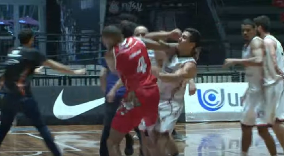 Briga generalizada entre jogadores de Osasco e Liga Sorocabana de Basquete — Foto: Reprodução/GCS TV