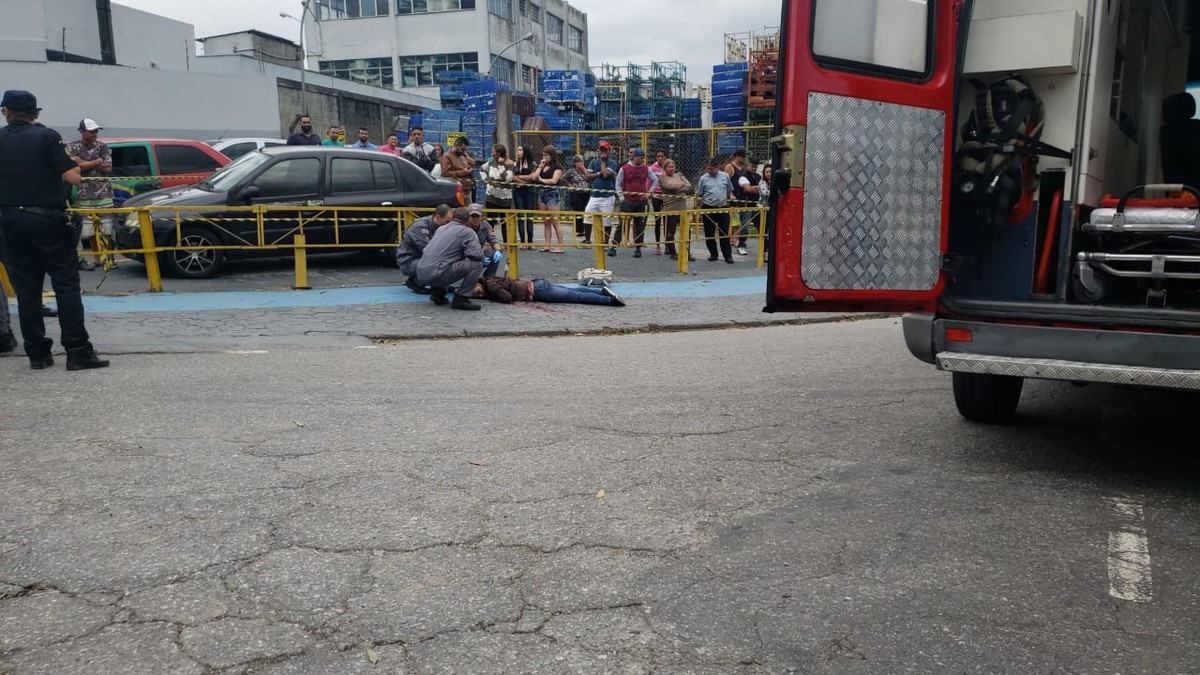 Mulher é morta a facadas e arma fica encravada nas costas no ABC