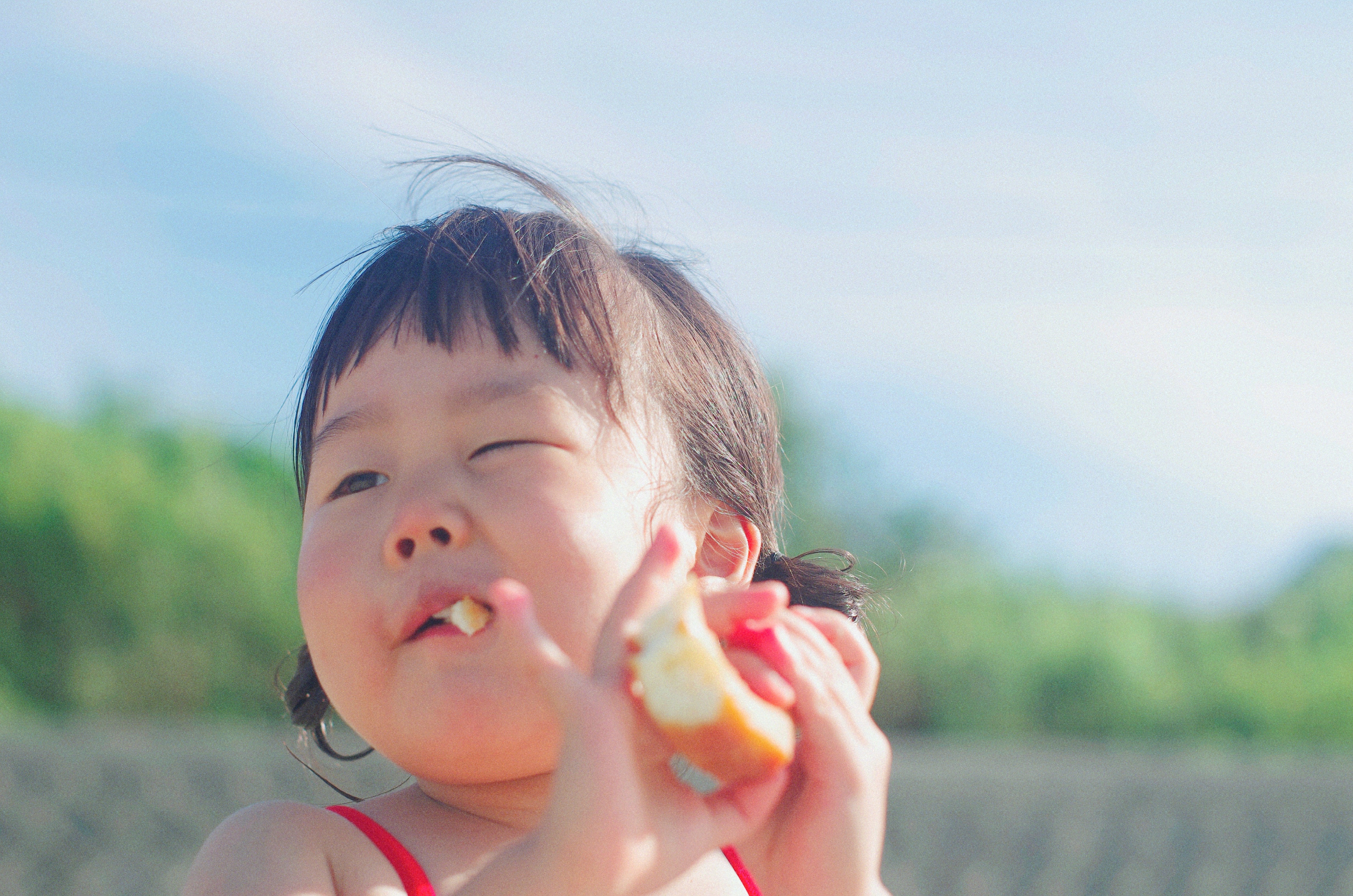 criança comendo (Foto: Pexels)