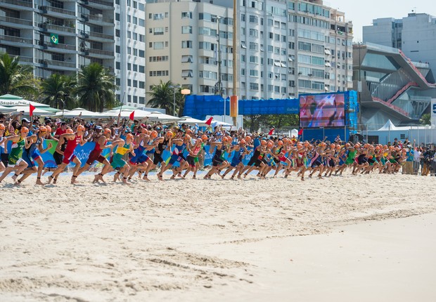 Praia de Copacabana recebeu na quinta-feira (18) a competição do triatlo masculino (Foto: Alex Ferro)