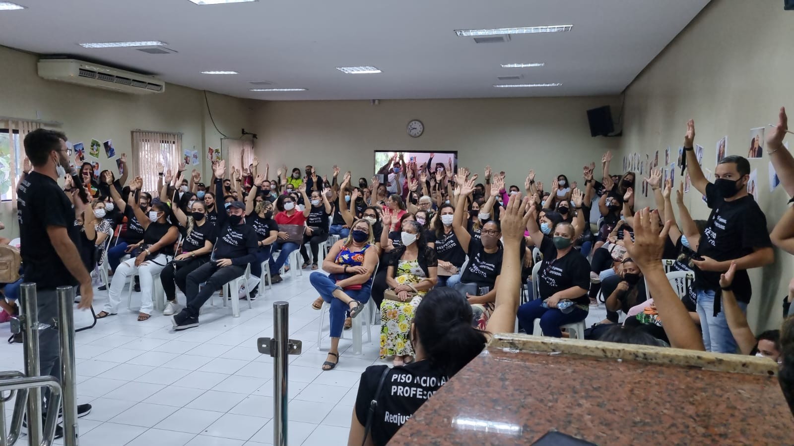 Professores da Rede Municipal de Santa Cruz do Capibaribe decretam greve; categoria pede reajuste salarial