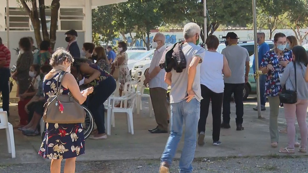 Posto de Taguatinga, no DF, tem fila de pessoas em busca de vacina contra a Covid-19 — Foto: TV Globo/Reprodução