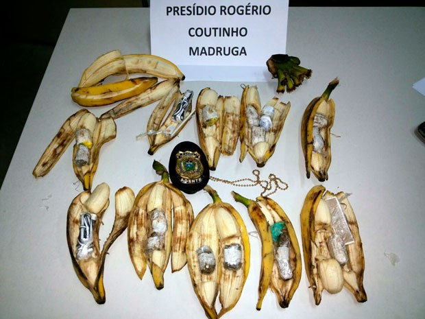 Bananas estavam recheadas com tabletes de maconha, chipes e fones de ouvido para aparelhos celulares (Foto: Osvaldo Júnior Rossato/G1)