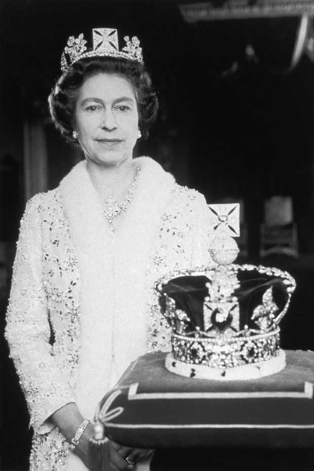 TREASURES OF THE BRITISH CROWN -- Air Date 01/07/1978 -- Pictured: Her Majesty Queen Elizabeth II of England with the Imperial State Crown -- Photo by: NBCU Photo Bank (Foto: NBCUniversal via Getty Images)