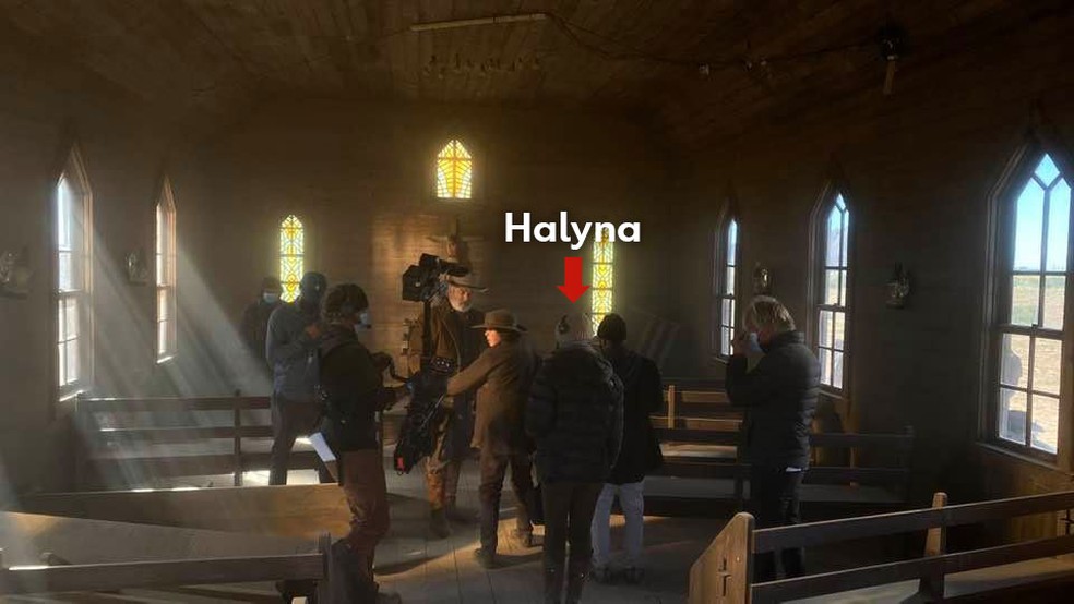 Imagem divulgada pelo eletricista Serge Svetnoy. Ele afirma que foi a última foto de Halyna Hutchins no set do filme antes de morrer — Foto: Reprodução / Instagram Serge Svetnoy
