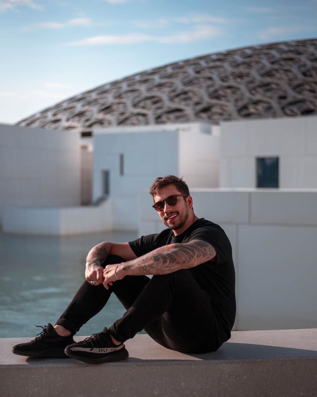 Guilherme Castro em frente ao Louvre de Abu Dhabi (Foto: Reprodução/Instagram)