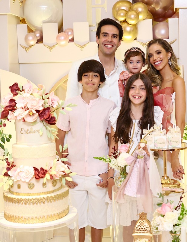 Kaká, Carol Dias, Luca e Isabela no aniversário de Esther (Foto: Manuela Scarpa/Brazil News)