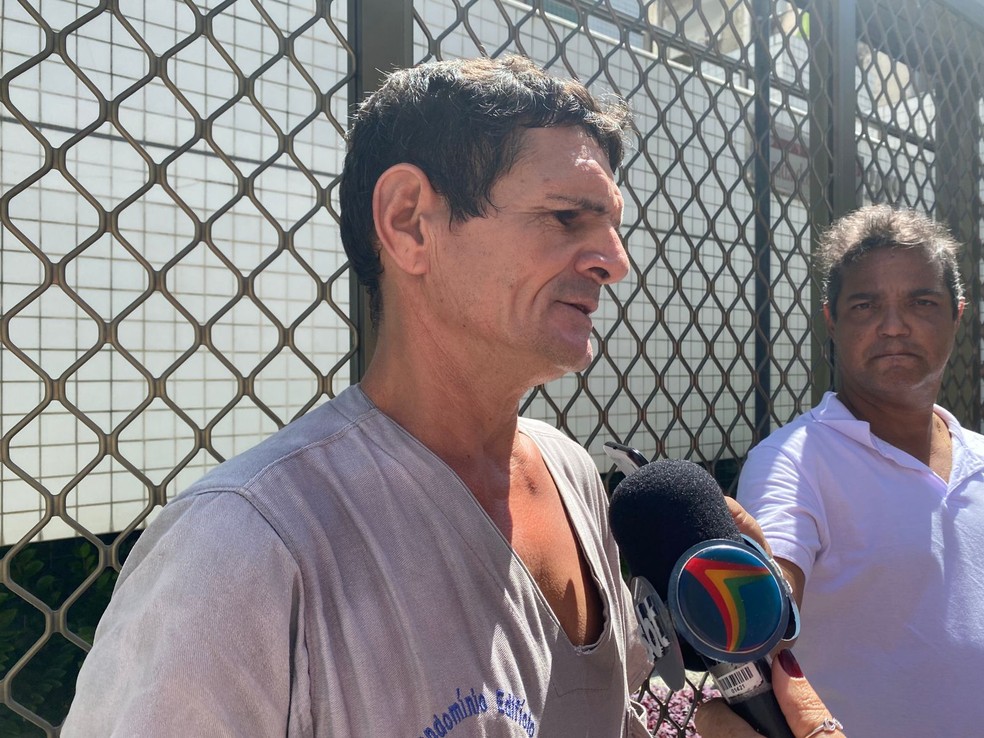 Zelador Roberto dos Santos diz que homem chegou com arma a mostra na cintura — Foto: Pedro Alves/g1 