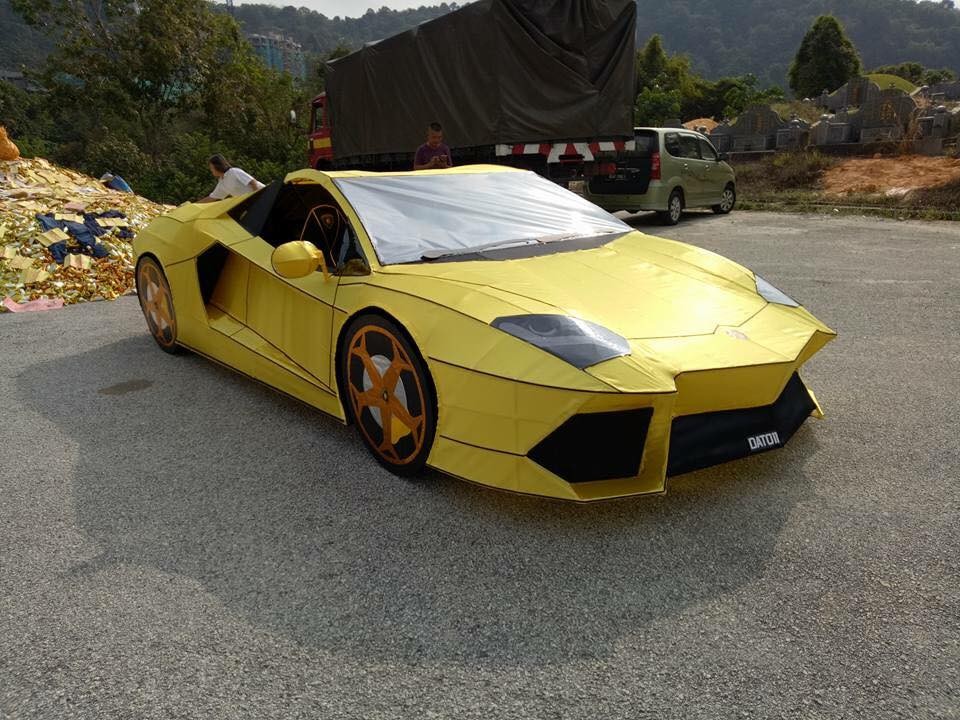 Lamborghini de papel (Foto: Reprodução/Facebook)
