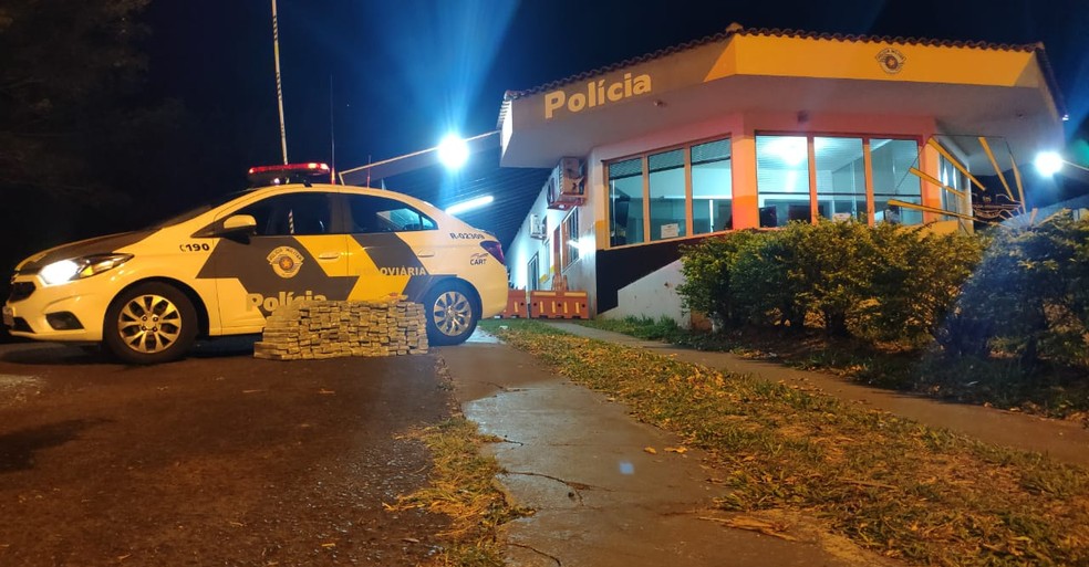Policiais encontraram cerca de 150 kg de maconha escondidos no porta-malas do carro em Assis — Foto: Polícia Rodoviária/Divulgação