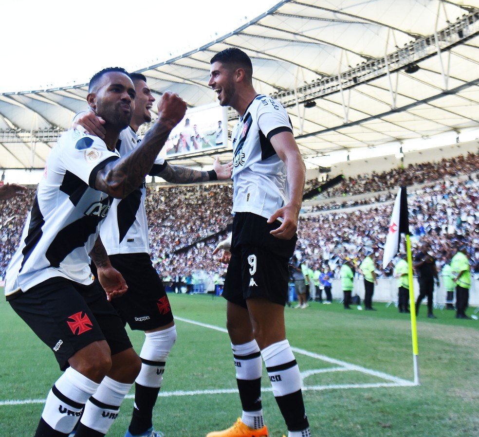 Pedro Raul comemora com Alex Teixeira e Gabriel Pec � Foto: Andr� Dur�o/ge
