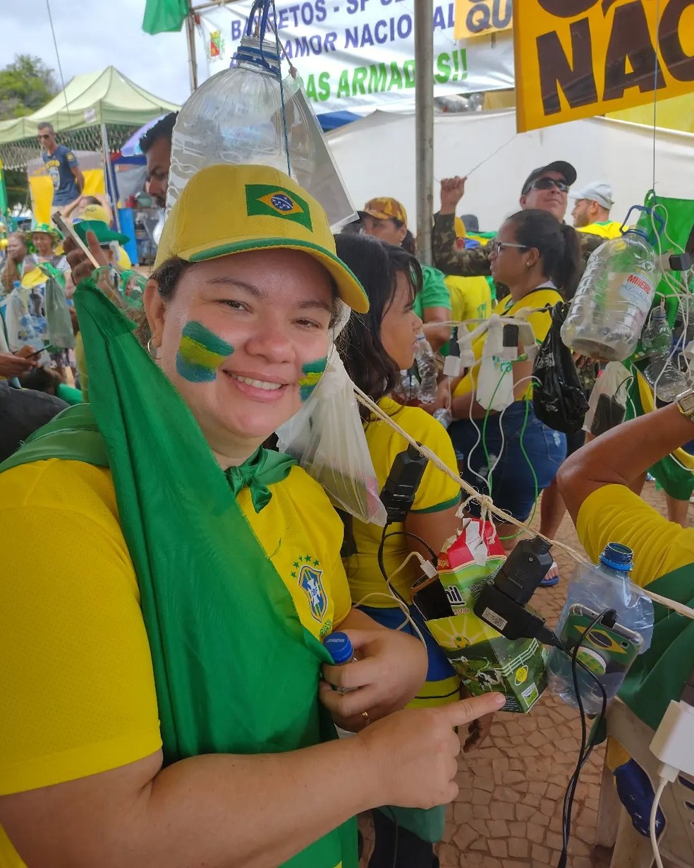 Nas redes sociais, Alessandra exibe fotos em acampamentos golpistas em Brasília.  — Foto: Reprodução/Facebook