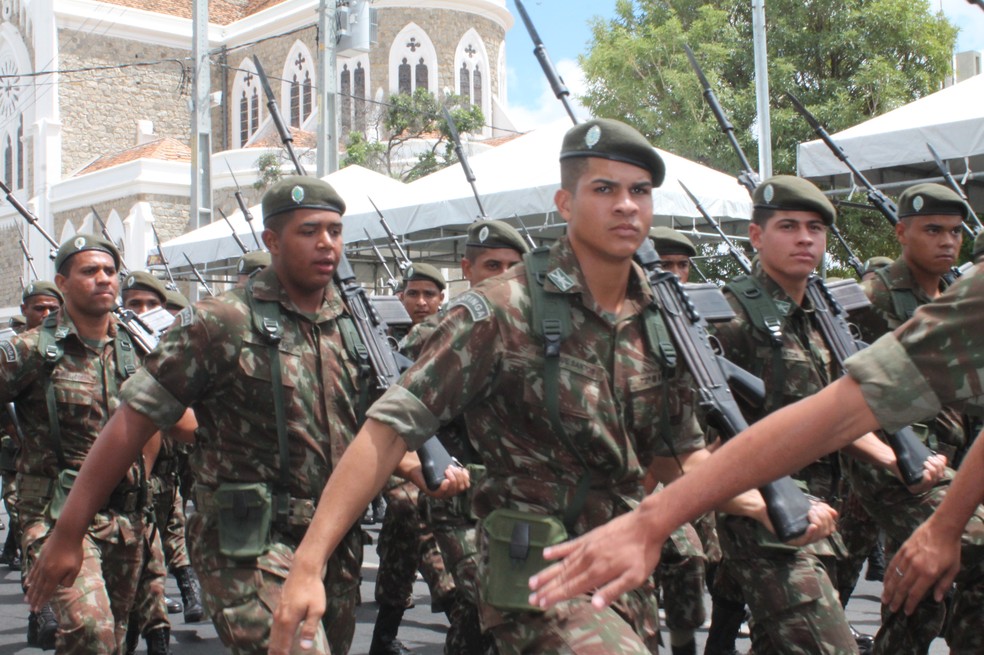 Exército Brasileiro desfila no 7 de setembro em Petrolina — Foto: Juliane Peixinho/ G1 