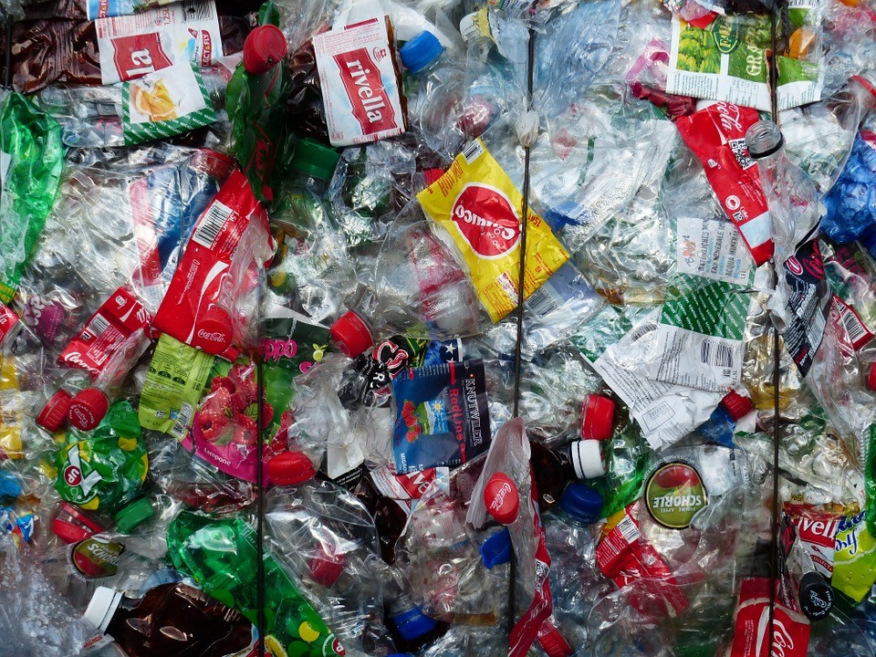 EUA e Canadá enviam todos os anos toneladas de lixo plástico até países em desenvolvimento.  (Foto: Pixabay)
