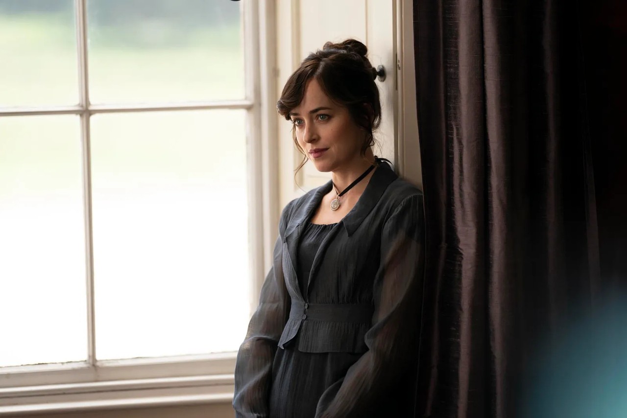 Dakota Johnson faz sua estreia em filme de Jane Austen como Anne Elliot (Foto: Cortesia Netflix)