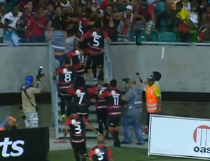 Jogadores do Vitória comemoram gol com a torcida na Arena Fonte Nova (Foto: Reprodução SporTV)