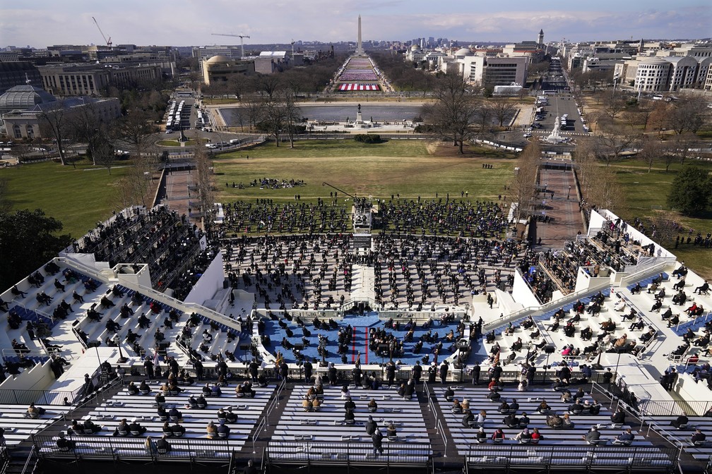 Convidados e espectadores participam da 59ª posse presidencial do presidente Joe Biden no Capitólio dos EUA, em Washington, nesta quarta-feira (20)   — Foto: Susan Walsh/Pool via AP