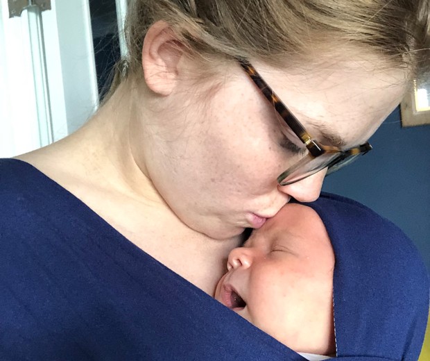 Mãe admite que demorou para criar conexão com o filho recém-nascido (Foto: Reprodução/Twitter)