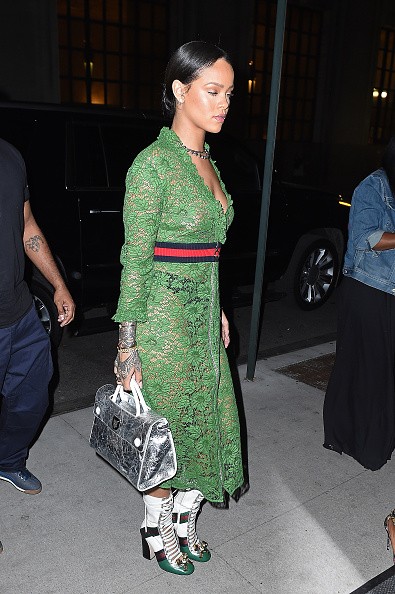 Como Rihanna usa um vestido de renda da Gucci? Sem sutiã, ora bolas! (Foto: Getty Images)