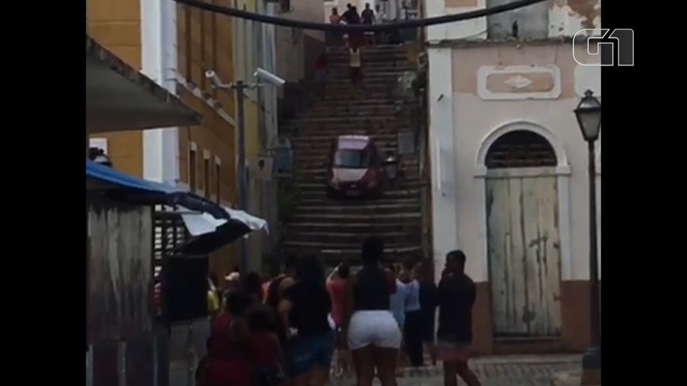 Motorista desce escadaria no Beco Catarina Nina, no Centro Histórico de São Luís — Foto: Reprodução/Redes Sociais
