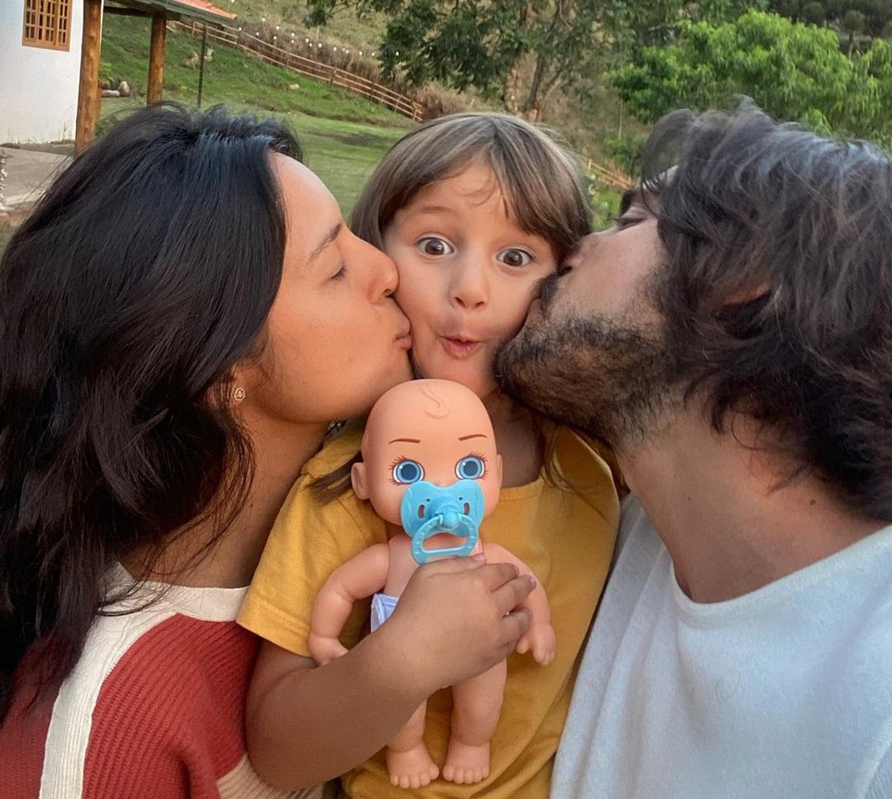 Yanna Lavigne com a filha Madalena e o marido, Bruno Gissone — Foto: Reprodução Instagram