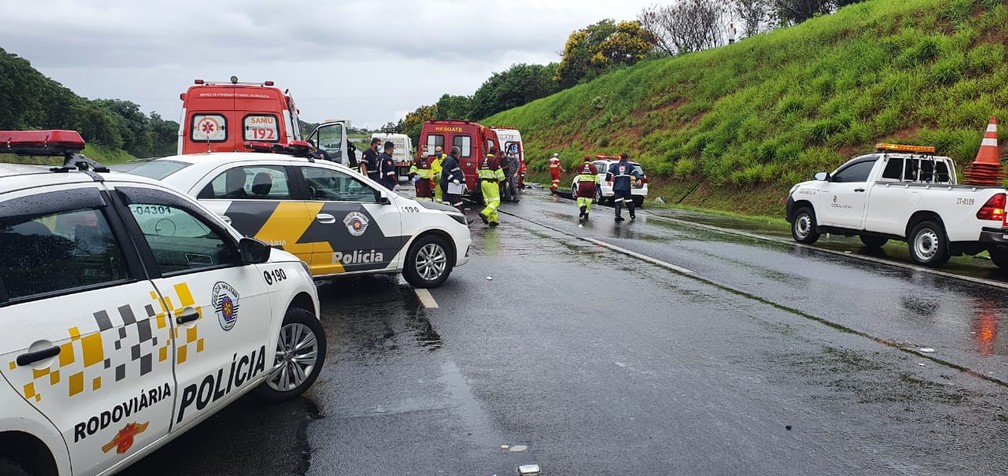 Pista no sentido Capital da Bandeirantes (SP-348) permaneceu interditada por mais de duas horas para resgate das vítimas em Sumaré (SP) — Foto: Polícia Militar Rodoviária/4º BPRv
