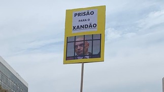 Manifestante pede prisão do ministro Alexandre de Moraes, do STF, durante ato político de Bolsonaro em Brasília — Foto: Rafael Moraes Moura/O Globo