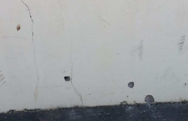 Quatro tiros atingiram o muro da casa do prefeito de Cavalcante, em Goiás (Foto: Arquivo pessoal/ Leonardo Batista)