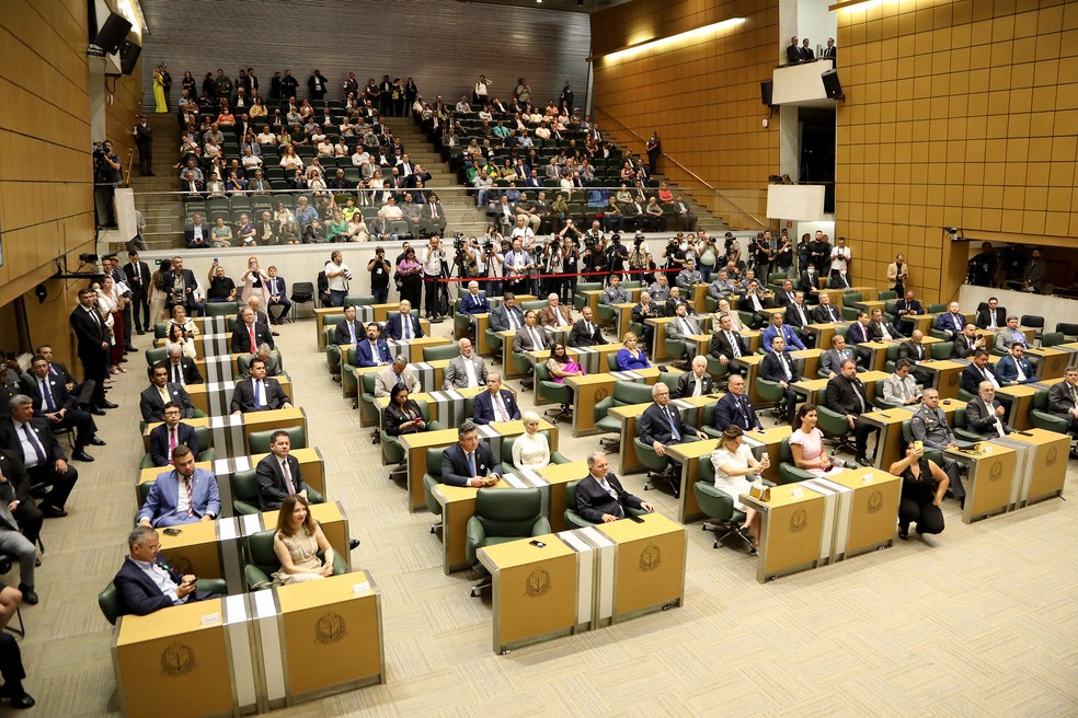 Os deputados estaduais da Alesp que aprovaram reajuste nos próprios salários assistem posse de Tarcísio de Freitas (Republicanos) neste 1 de janeiro de 2023. — Foto: Divulgação/Alesp