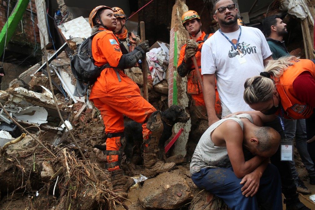 Grupo de bombeiros e moradores procuram por vítimas após deslizamento no Morro da Oficina, em Petrópolis (RJ) — Foto: Ricardo Moraes/Reuters