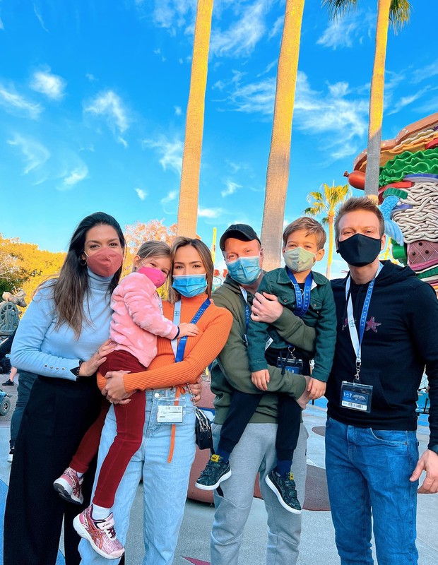 Michel Teló e Thais Fersoza curtem parque de Orlando com os filhos, Téo Teló, Gabi Luthai e mais familiares (Foto: Reprodução/Instagram)