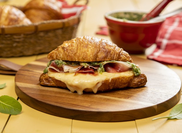 Deixe o queijo gouda derreter para um delicioso sanduíche de croissant (Foto: Tirolez / Divulgação)