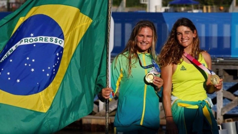 Kahena Kunze e Martine Grael ganharam ouro pela segunda vez — Foto: EPA via BBC